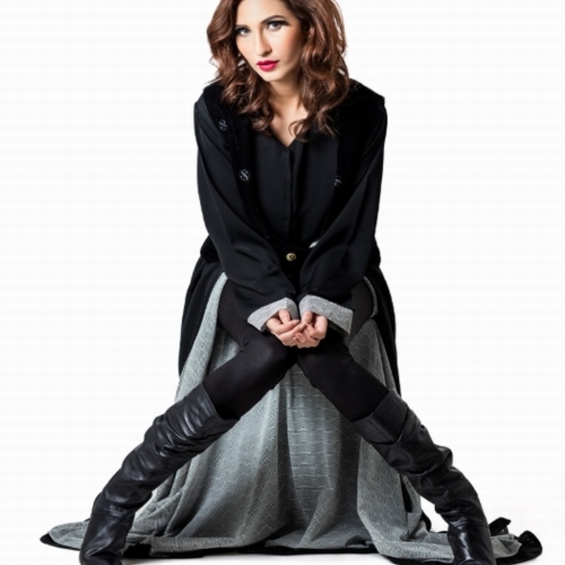 عباية مستوحاة من فن الطلاء على الحرير