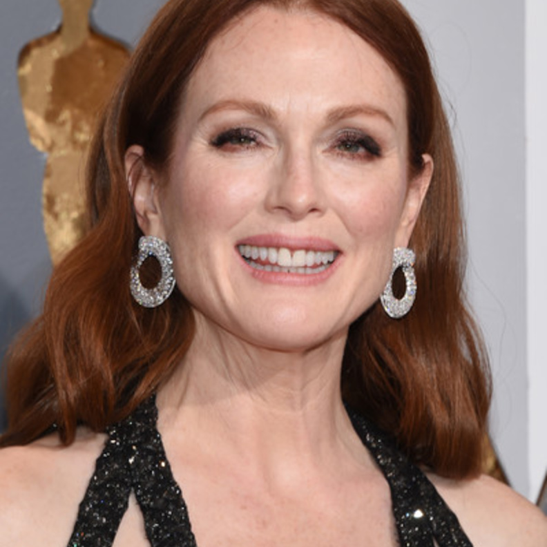 جينيفر جيسون لي ترتدي اقراط بياجيه Piaget