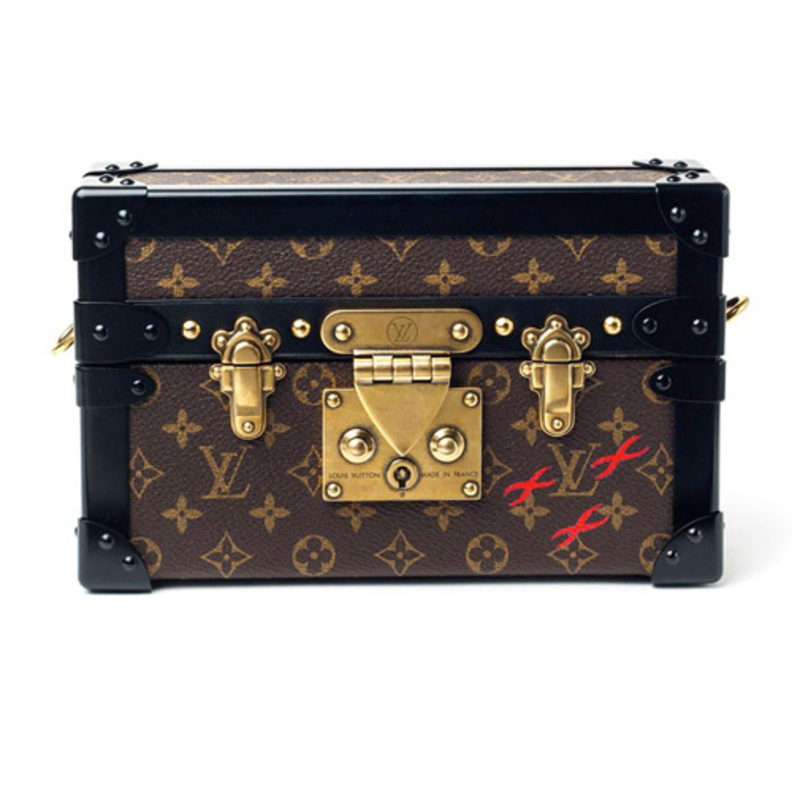 فكتوريا بكهام تحمل شنطة بيركن حمراء