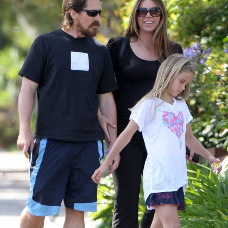 بالصور: كريستيان بايل يتنزه مع عائلته