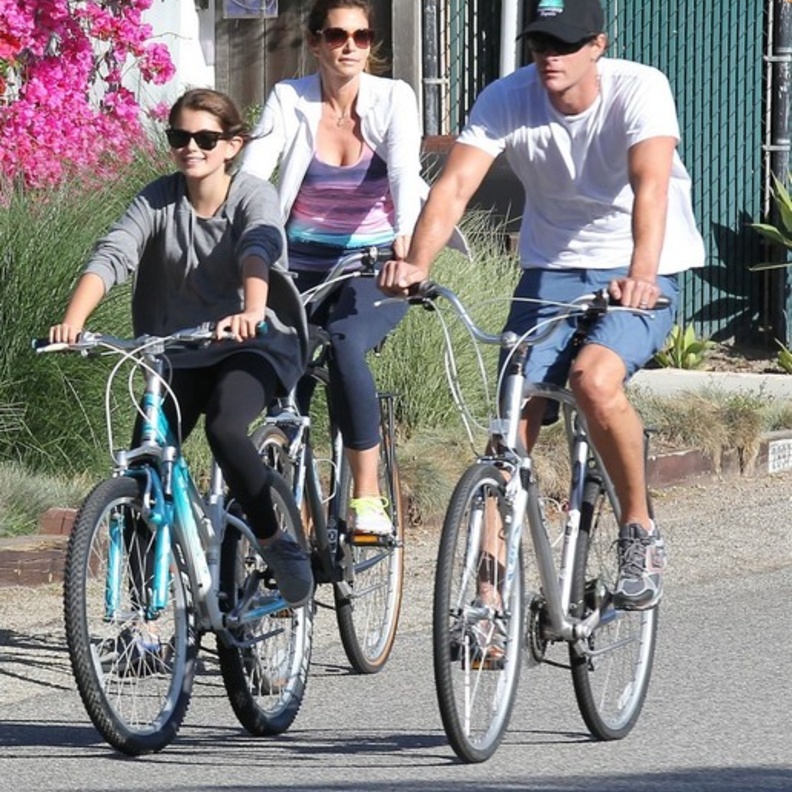 بالصور: سيندي كروفورد تستمتع بركوب الدراجات 