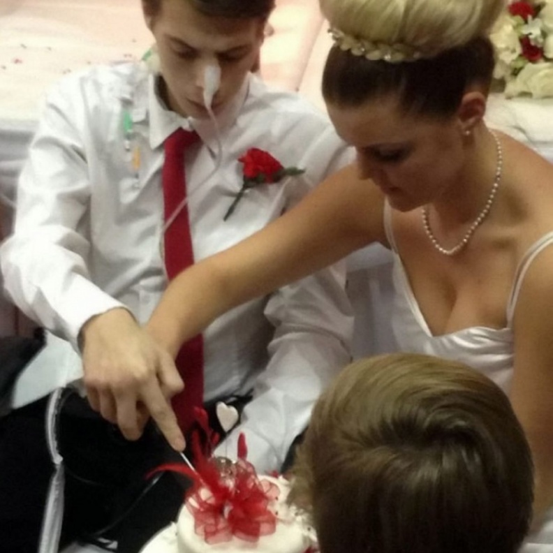 تحديا المرض وتزوجا في المستشفى