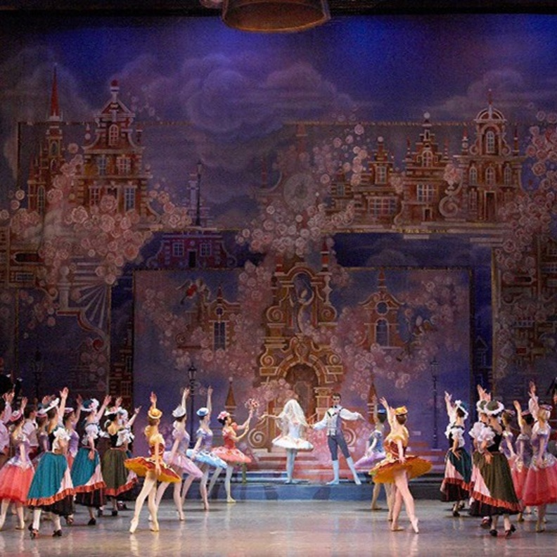 اليكم برنامج اول مواسم أوبرا دبي 2016