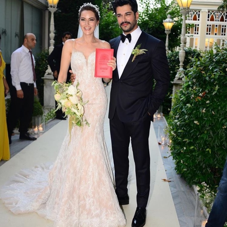 فيديو: شاهد الرقصة الأولى لـ"بوراك أوزجفيت وفهرية إفجان" في حفل زفافهما