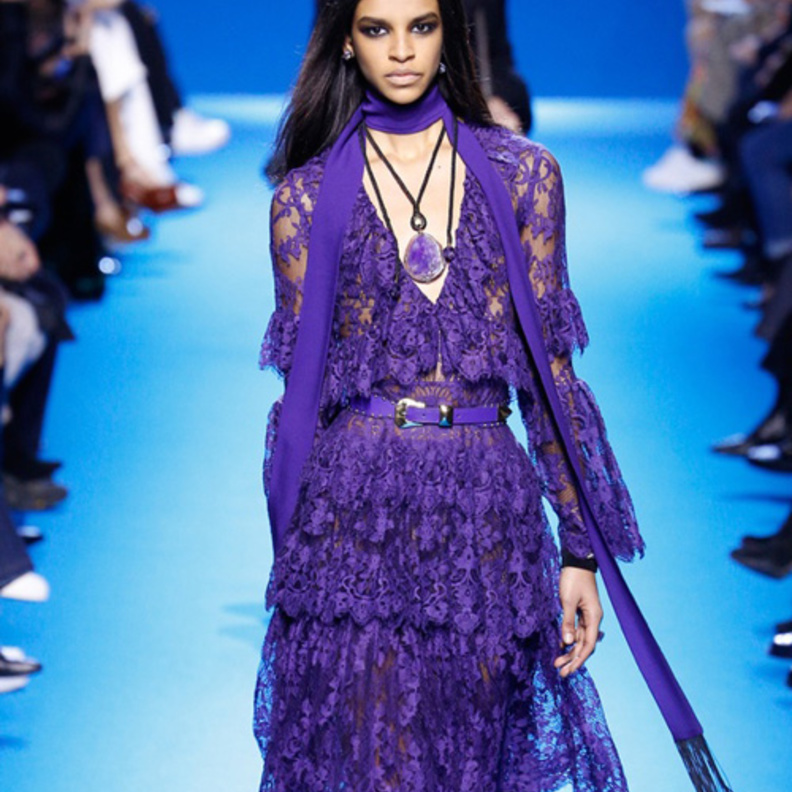 فستان خطوبة باللون الارجواني من الدانتيل و متعدد الطبقات من مجموعة ايلي صعب لخريف 2016