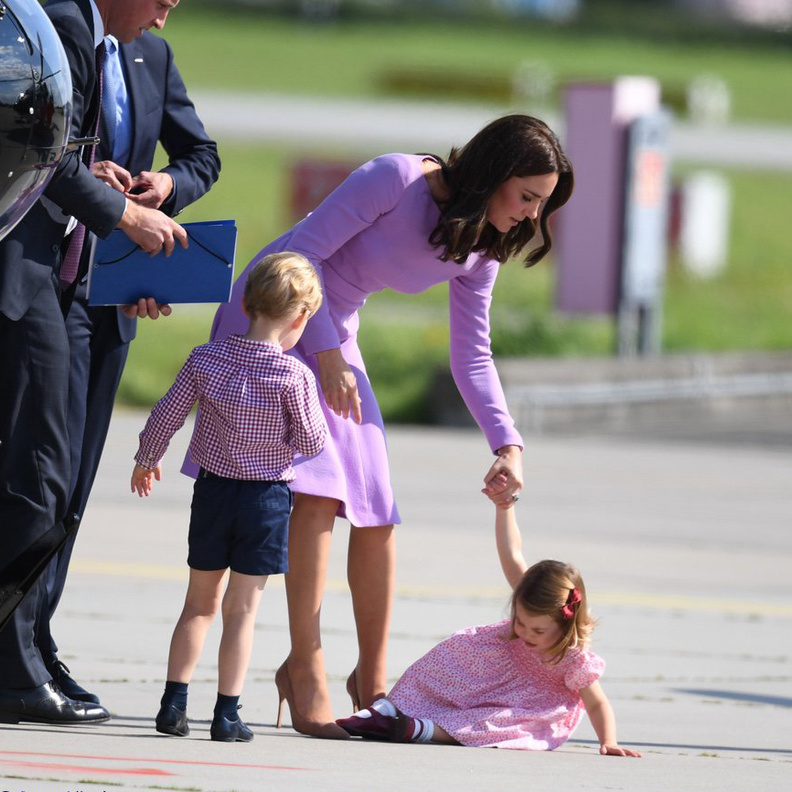 تشارلوت تنفجر في البكاء بعد تعثرها وسقوطها أرضا.