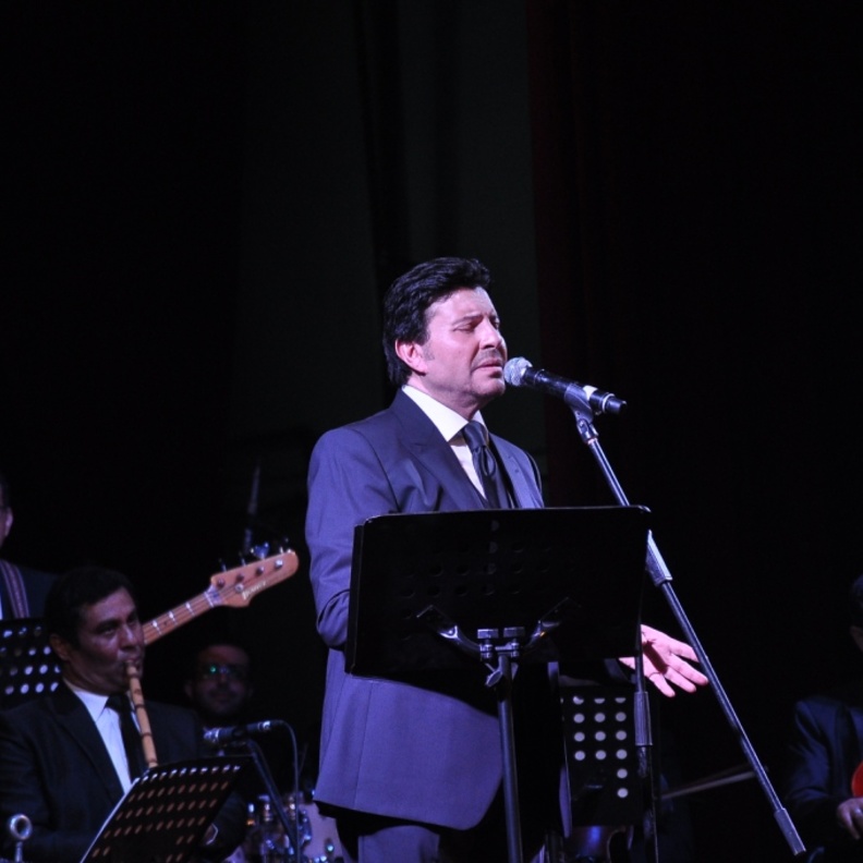 قدم هاني مجموعة من أشهر أغنياته