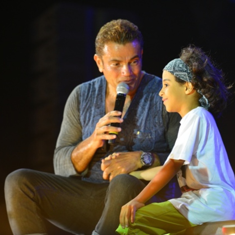 عمرو دياب والطفل محمد