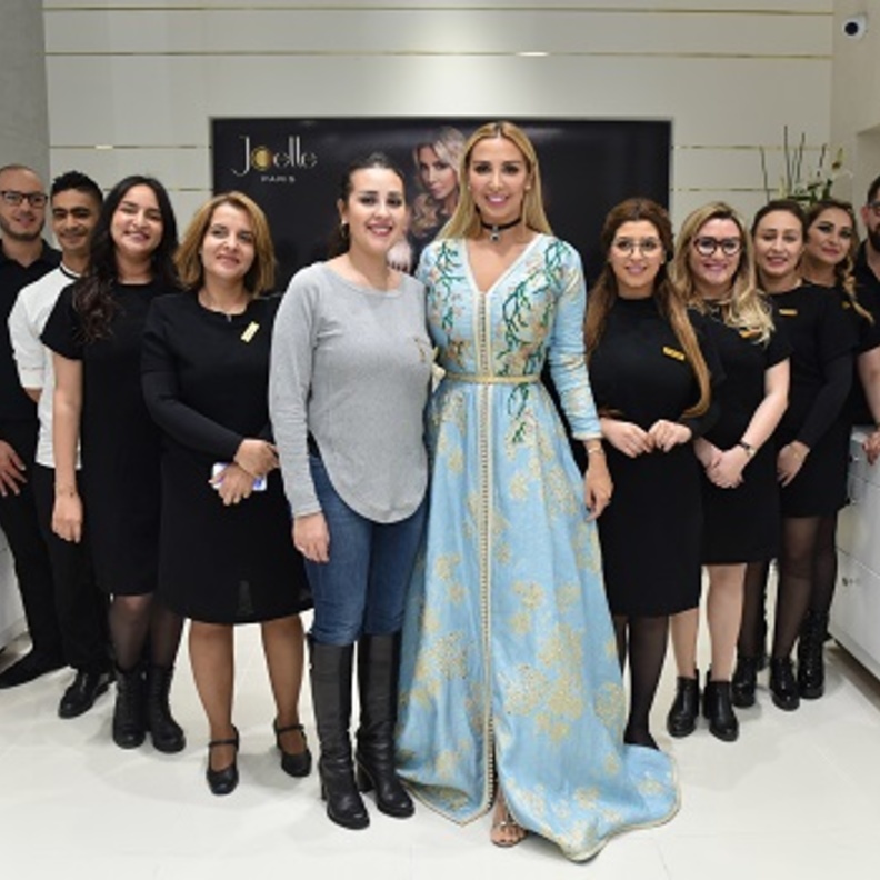 جويل ماردينيان تتوسط طاقم عمل ميزون دو جويل في الدار البيضاء