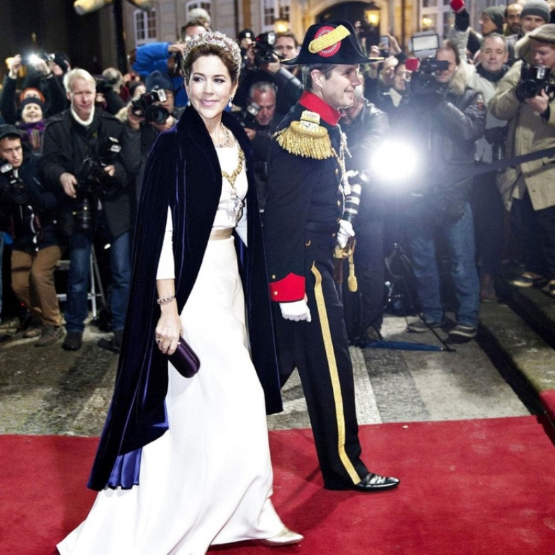 إطلالة رائعة للأميرة ماري وزوجها ولي العهد الأمير فريديك في في قصر كريستيان