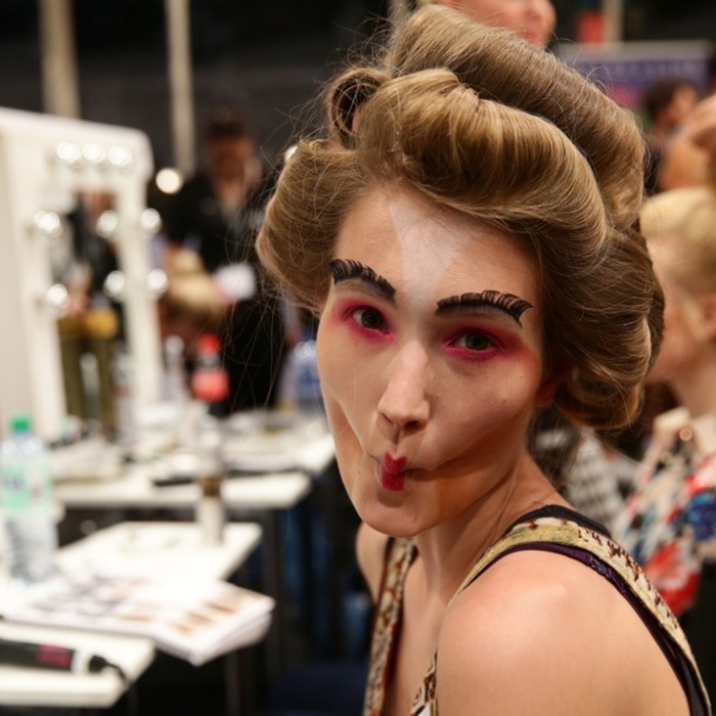 عارضة في كواليس Johnny Dare تتقن تقليد وجه البطة