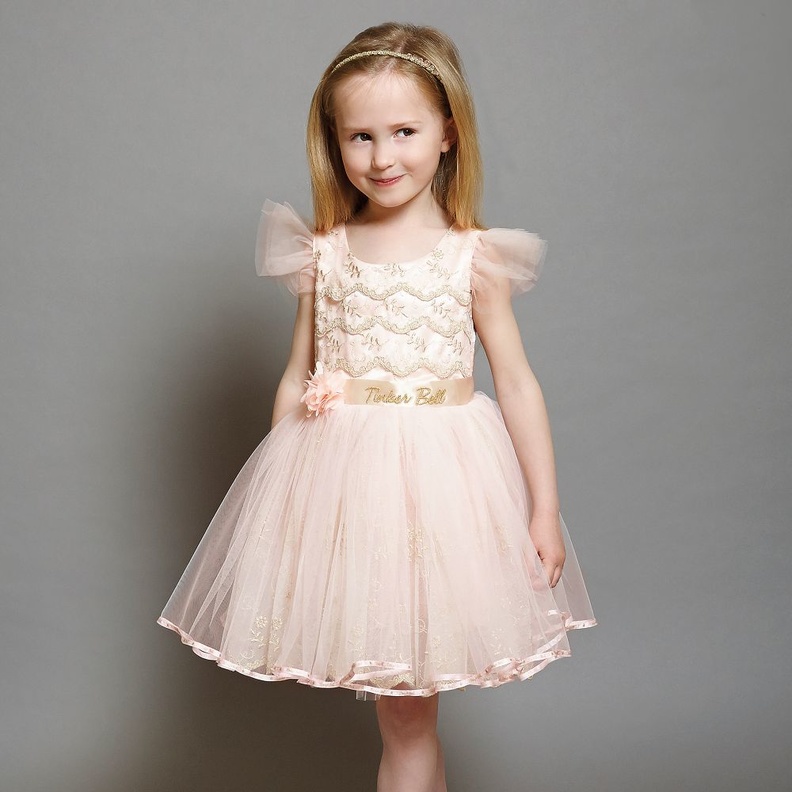 Loredana فستان أبيض مستوحى من راقصات الباليه من