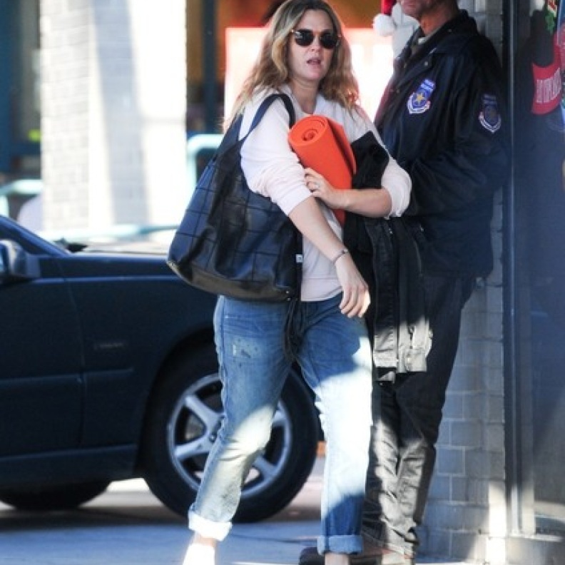 بالصور: درو باريمور تحضر دروس اليوغا