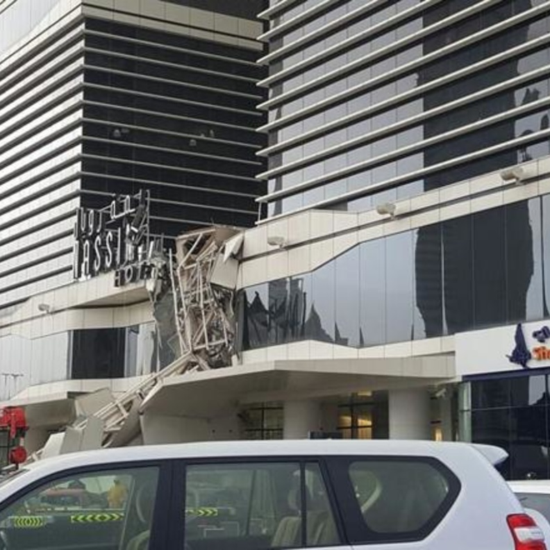 سقوط رافعة في شارع الشيخ زايد في دبي واحتراق 3 سيارات