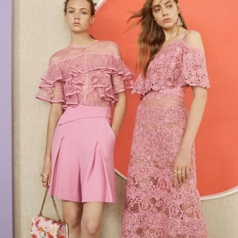 Elie Saab اللون الزهري من مجموعة كروز