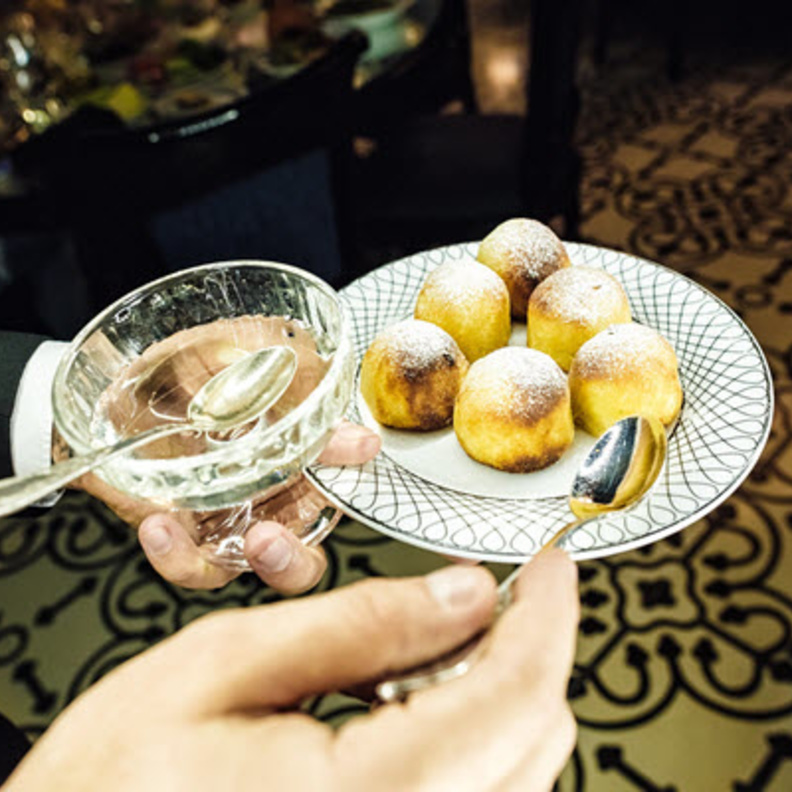 الحلويات العربية المميزة في مطعم أم شريف