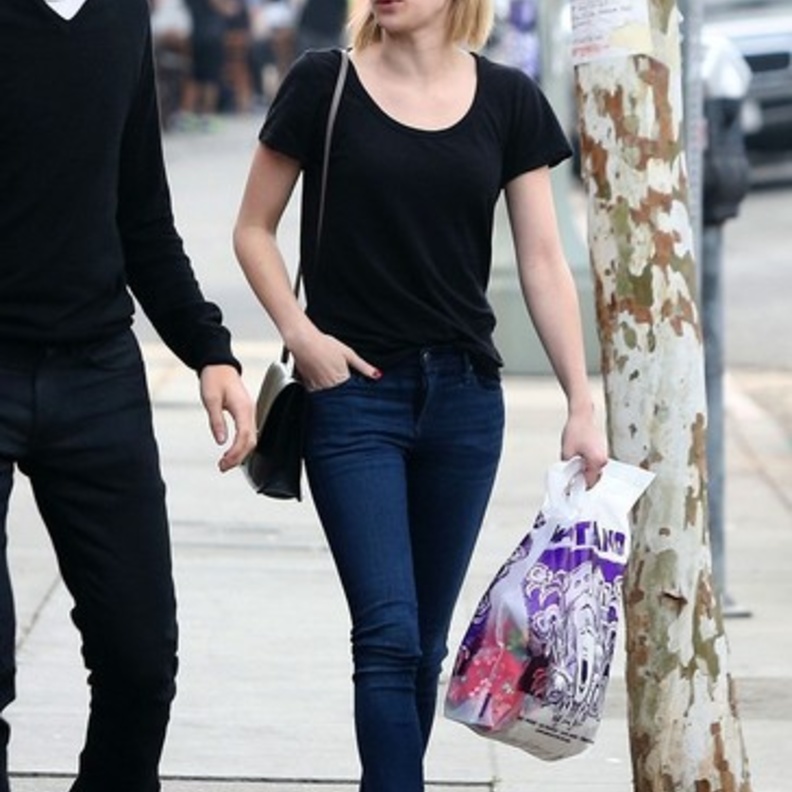 بالصور: إيما روبرتس تتسوق في Melrose