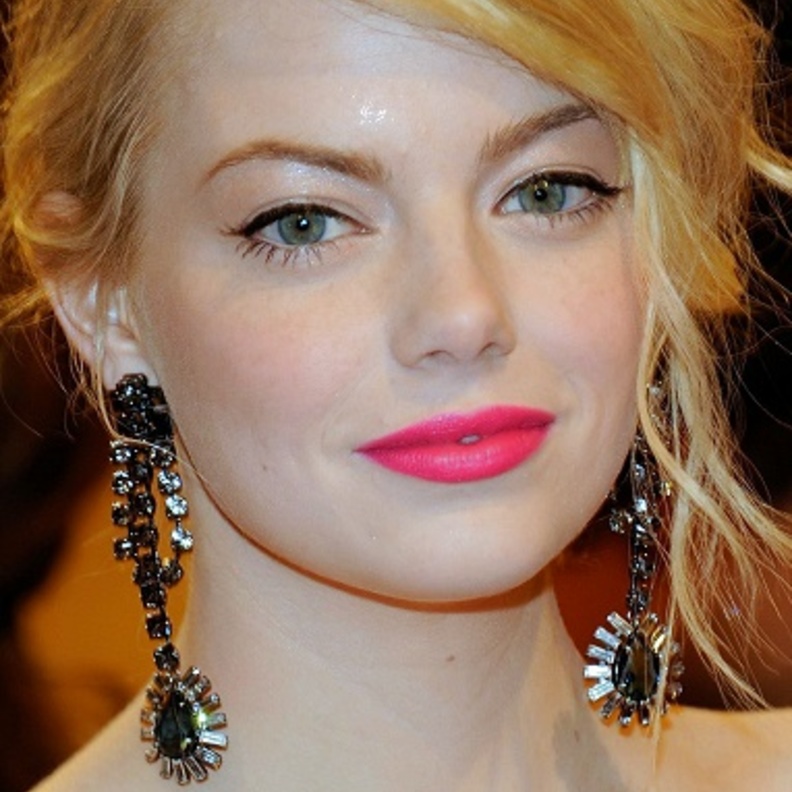Emma-Stone-in-NARS-Pure-Matte-Lipstick-in-Carthage
