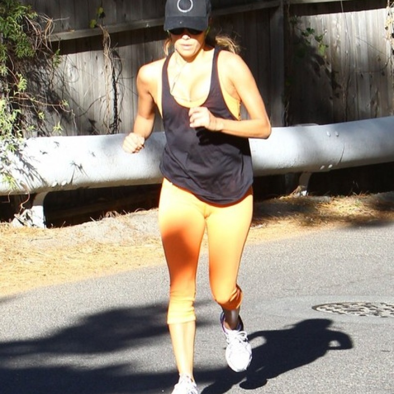 بالصور: إيفا لونغوريا تمارس رياضة العدو 