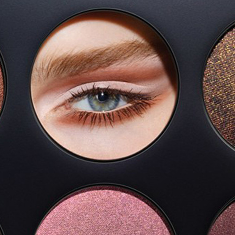  خطوات تطبيق مجموعة أيز أون من Mac مع خبيرة الماكياج فيمي جوشي