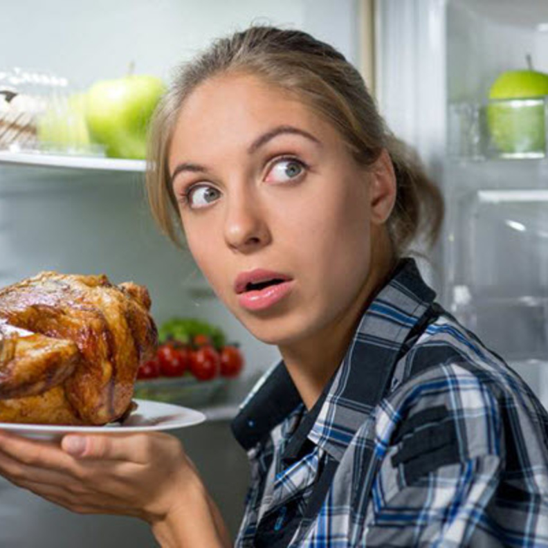 يفقد المصابون بالجوع الليلي القدرة على السيطرة على هذه العادة