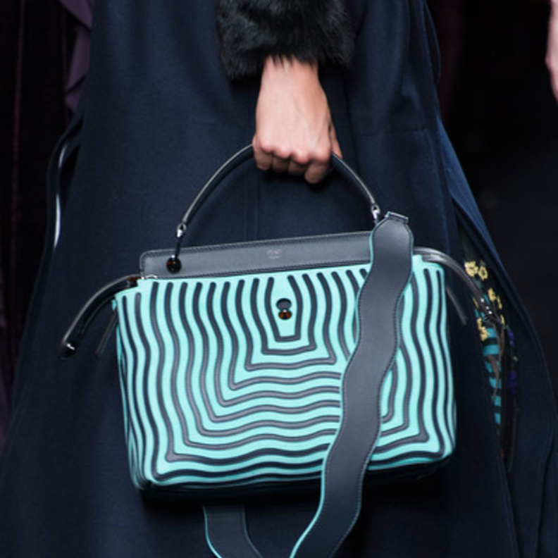 Fendi شنطة مع خطوط عصرية من فاندي 