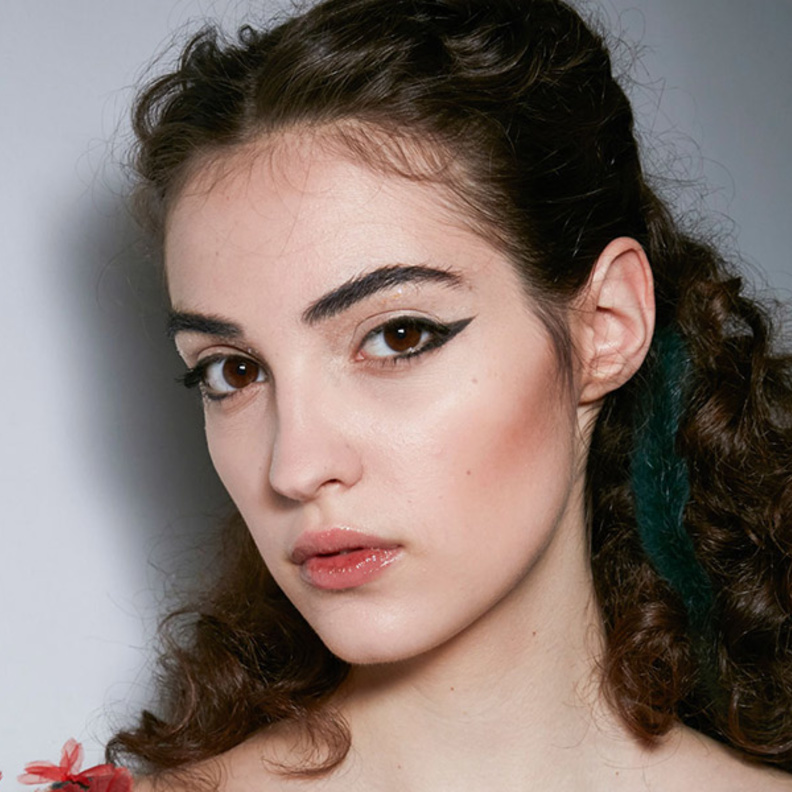 اختاري كحل اسود عريض قبل الخريف