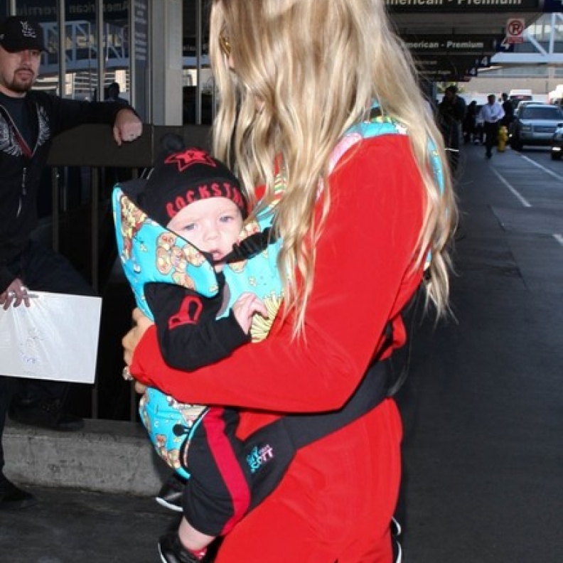 بالصور: Fergie تسافر بصحبة طفلها Axl