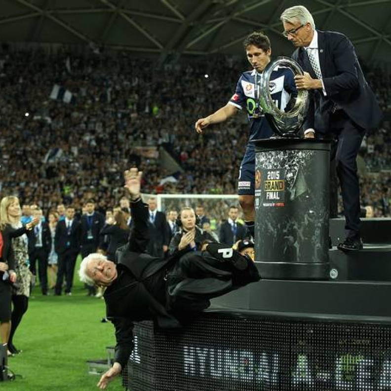 بالفيديو والصور: سقوط قوي لرئيس الاتحاد الأسترالي أثناء تسليم درع الدوري