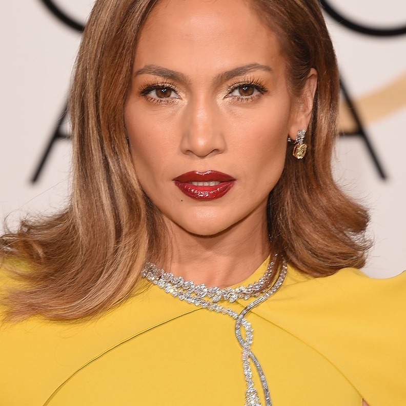 جينيفر لوبيز ترتدي مجوهرات هاري وينستون 