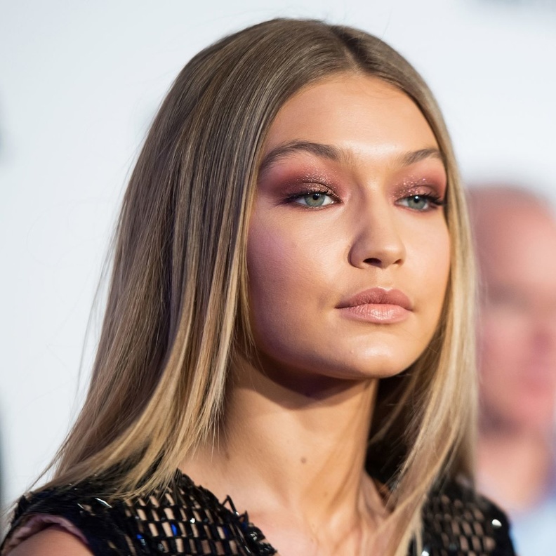Gigi Hadid جيجي حديد تتألق بمكياج ظل براق