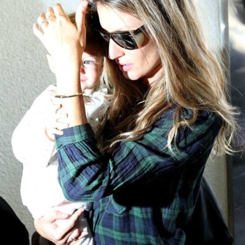 بالصور: جيزيل بوندتشن وطفلتها في مطار LAX