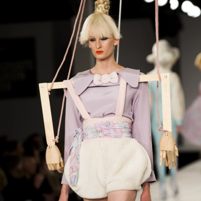 عارضة أزياء أشبه بالدمى المتحركة ضمن عروض أزياء Graduate fashion week في لندن