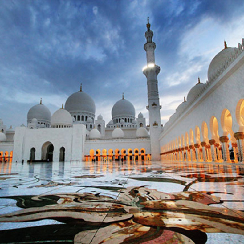 جامع الشيخ زايد في ابوظبي .. تحفة معمارية تحبس الانفاس