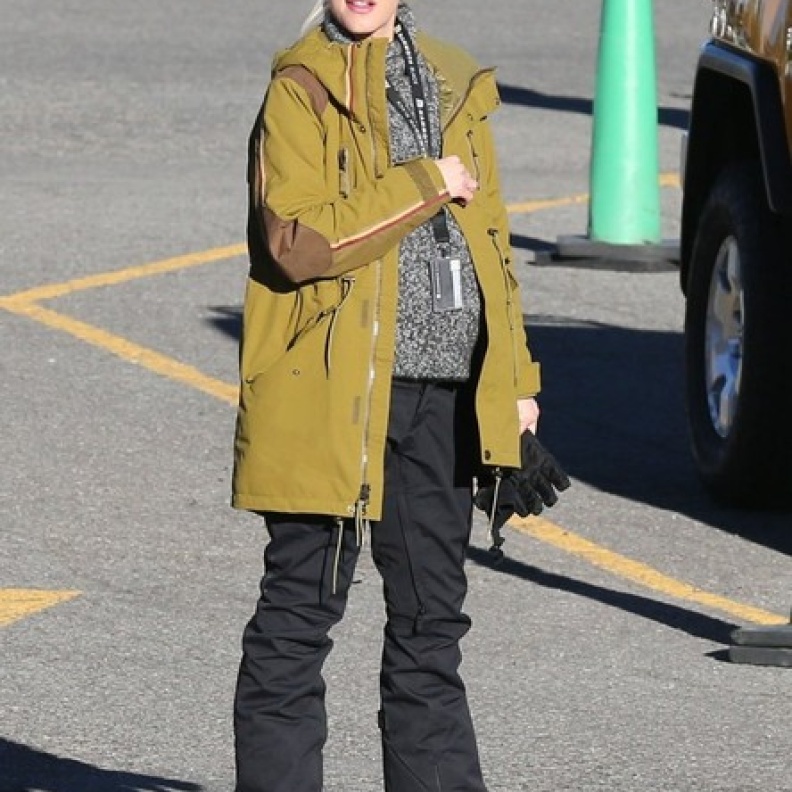 بالصور: الحامل Gwen Stefani تصطحب أطفالها للعب بالثلج