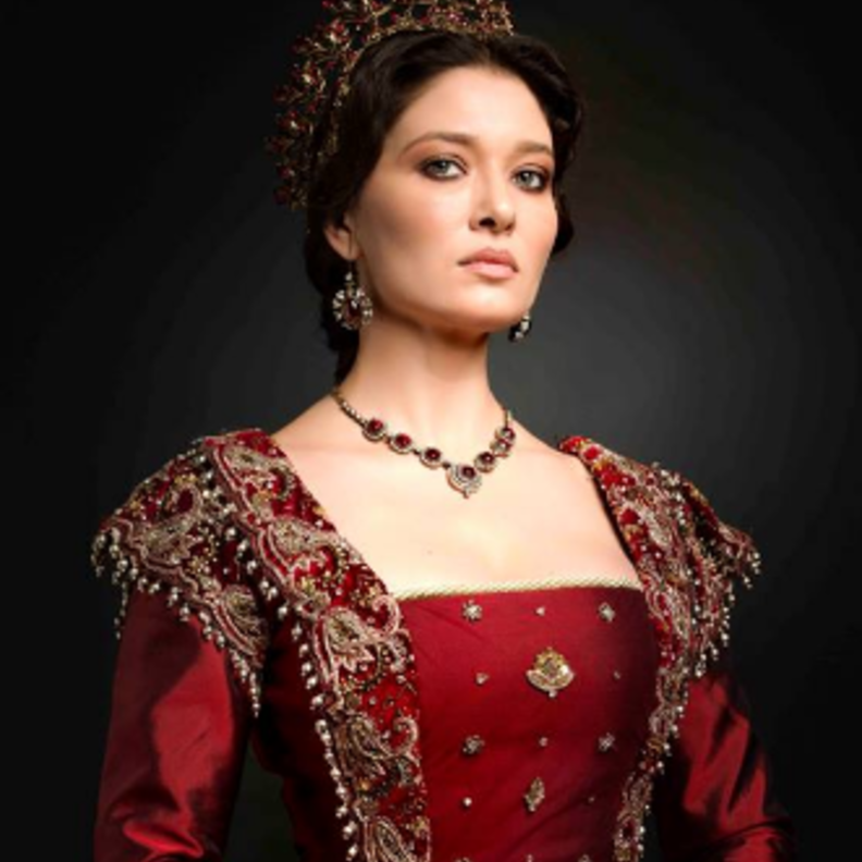 نورجول  يشيلجاي في دور السلطانة كوسيم