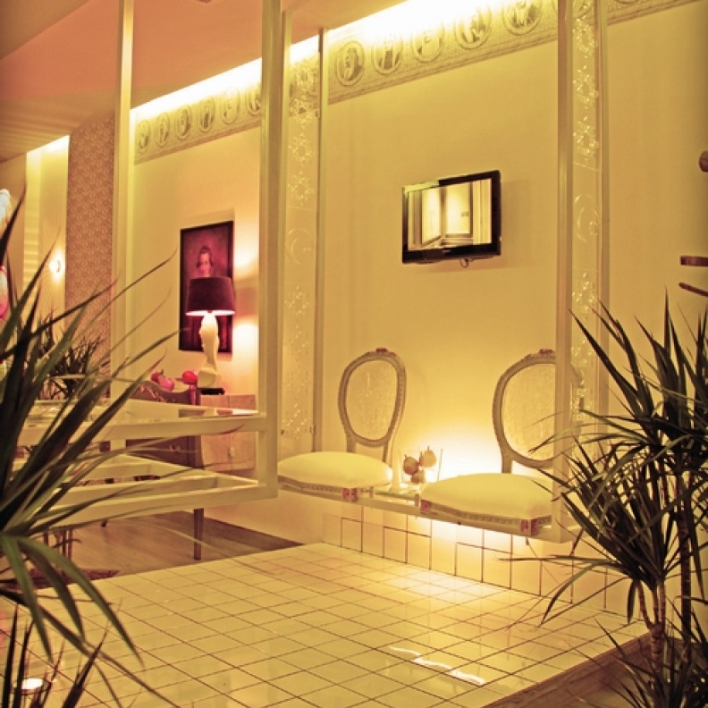 مصمم الديكور السعودي بندر الرميح لـ "هي": السعودية زاخرة بالتراث وأحرص على اللمسة التراثية في أعمالي 