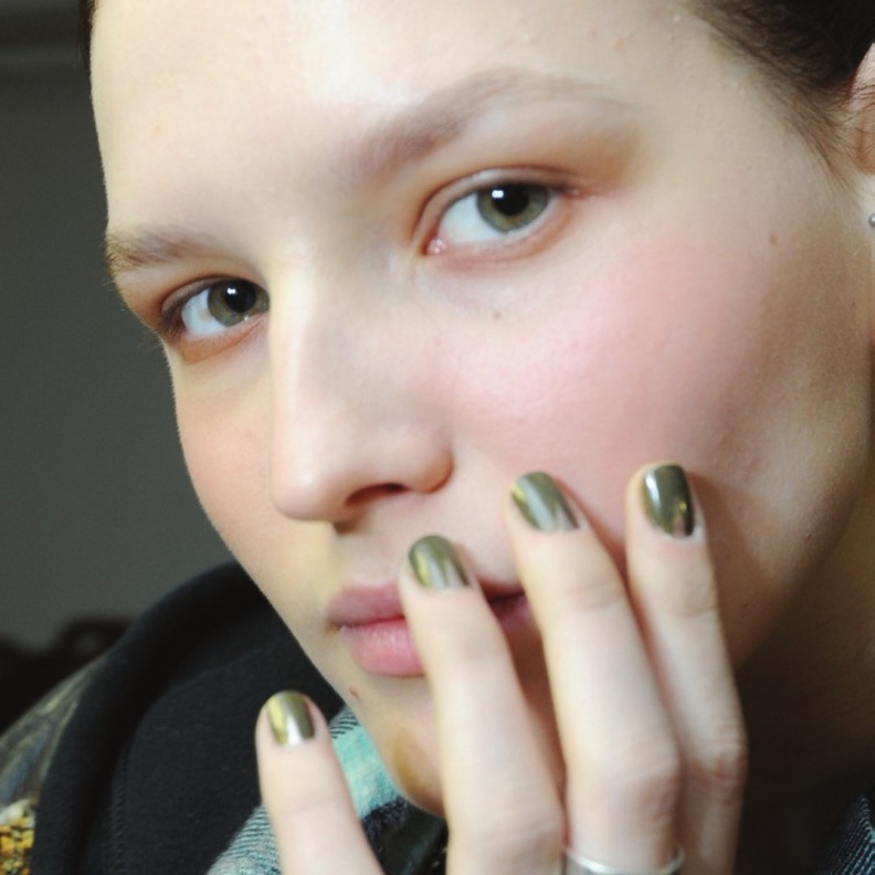  Sally Hansen تحدد صيحات طلاءات الأظافر 2014-2013