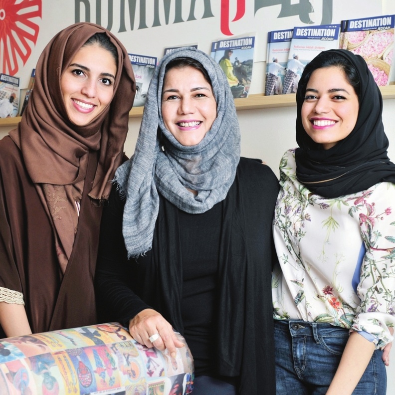 ثلاث سعوديات يصنعن دليل الترفيه في المملكة 