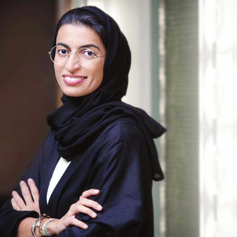 هي تلتقي الرئيسة التنفيذية لهيئة المنطقة الإعلامية نورة الكعبي 