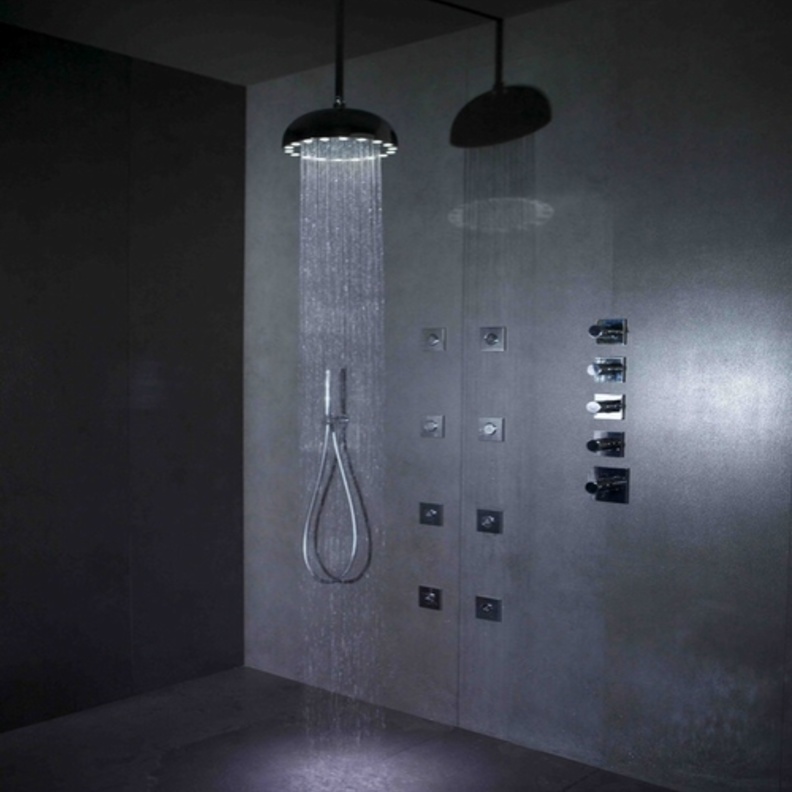 استحمام بألوان قوس قزح من Cristina