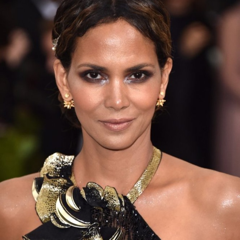 هالي بيري: عشت مشردة لسنوات.. شاهدها تتحدث عن سنوات المشقّة