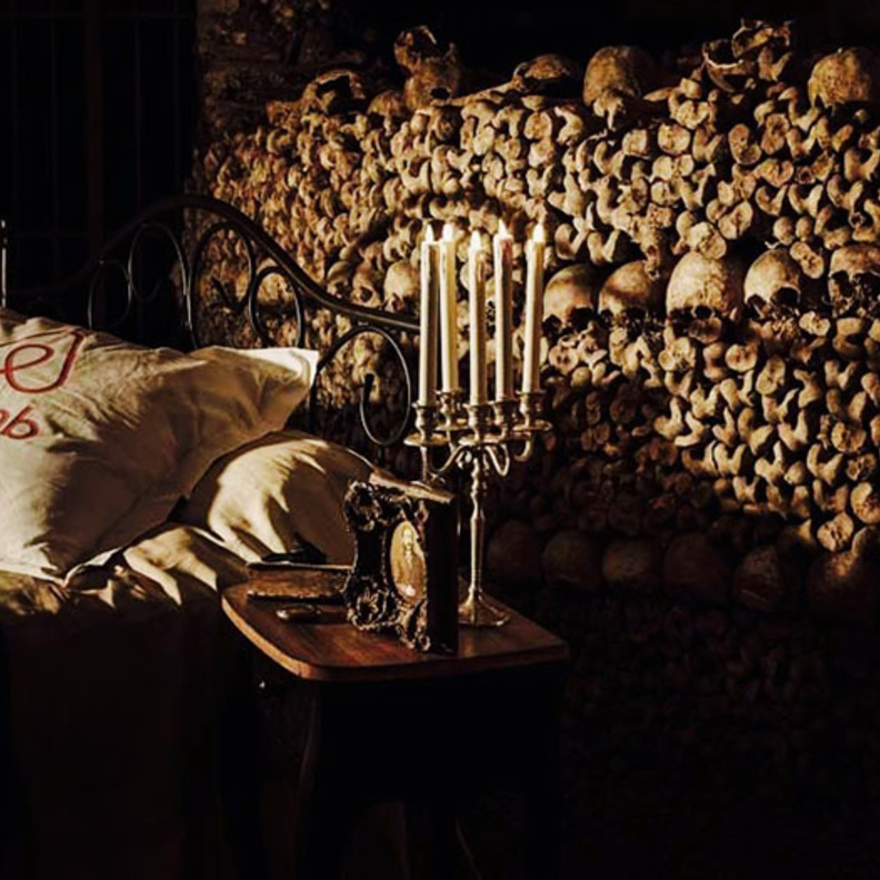 AIRBNB .. توفر إقامة بين الجماجم في عيد الهالووين!