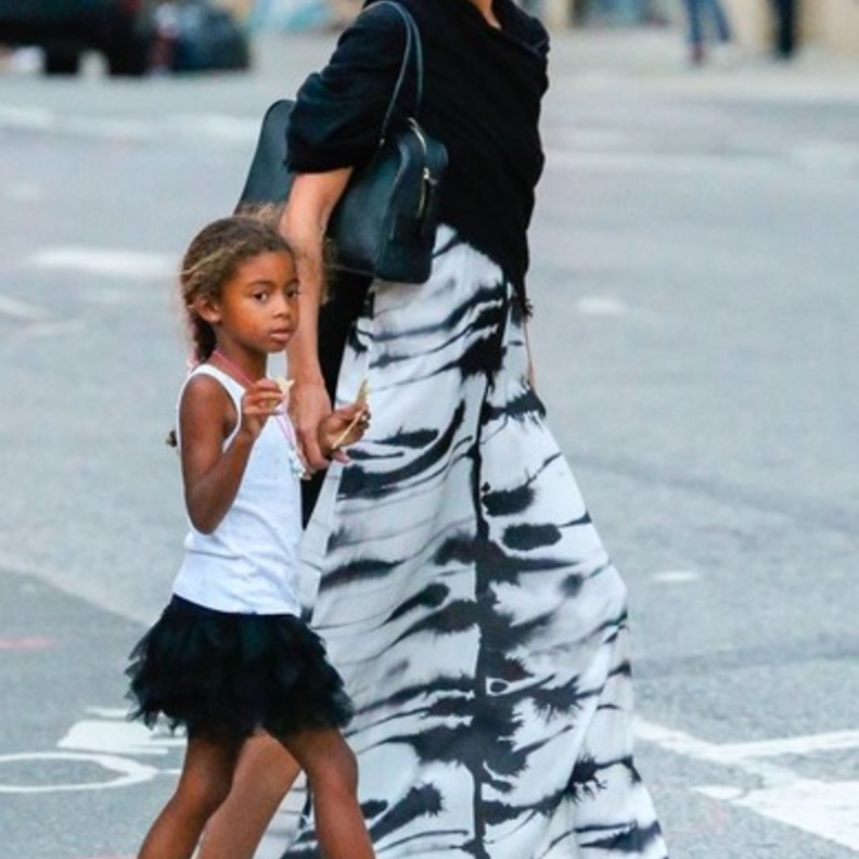 بالصور: هايدي كلوم تصطحب أطفالها للغداء