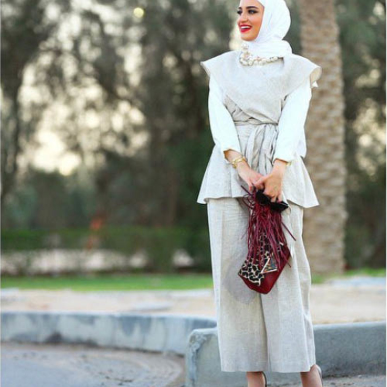 إطلالة أنيقة باللون الرمادي