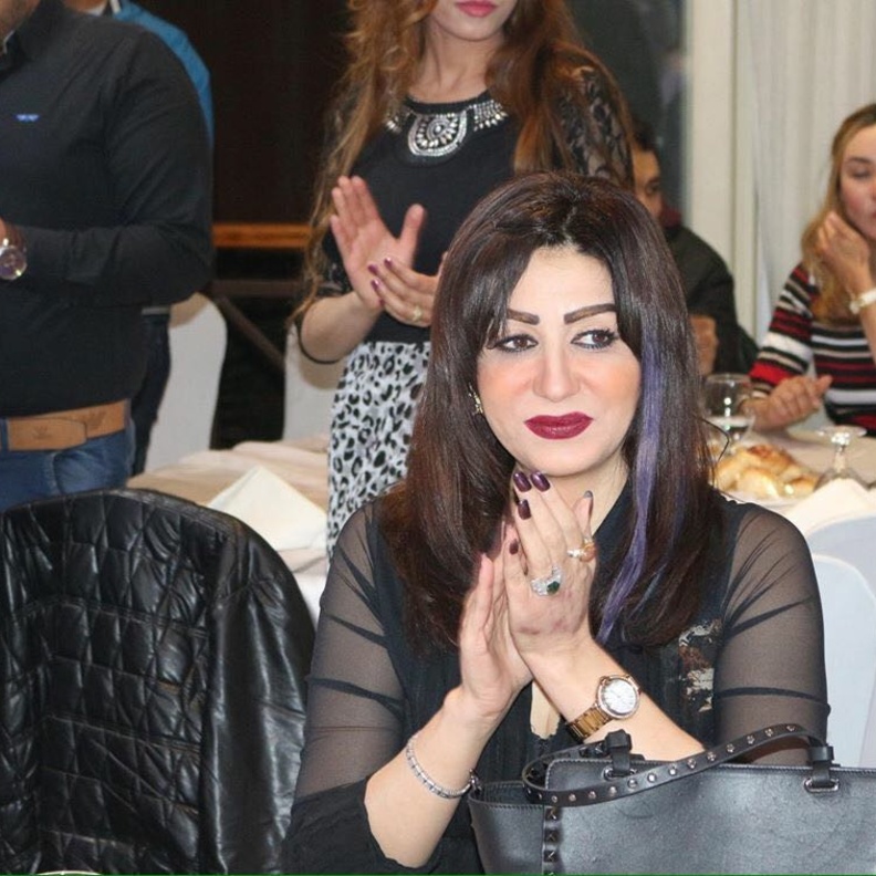 وفاء عامر تحتفل بشطرنج