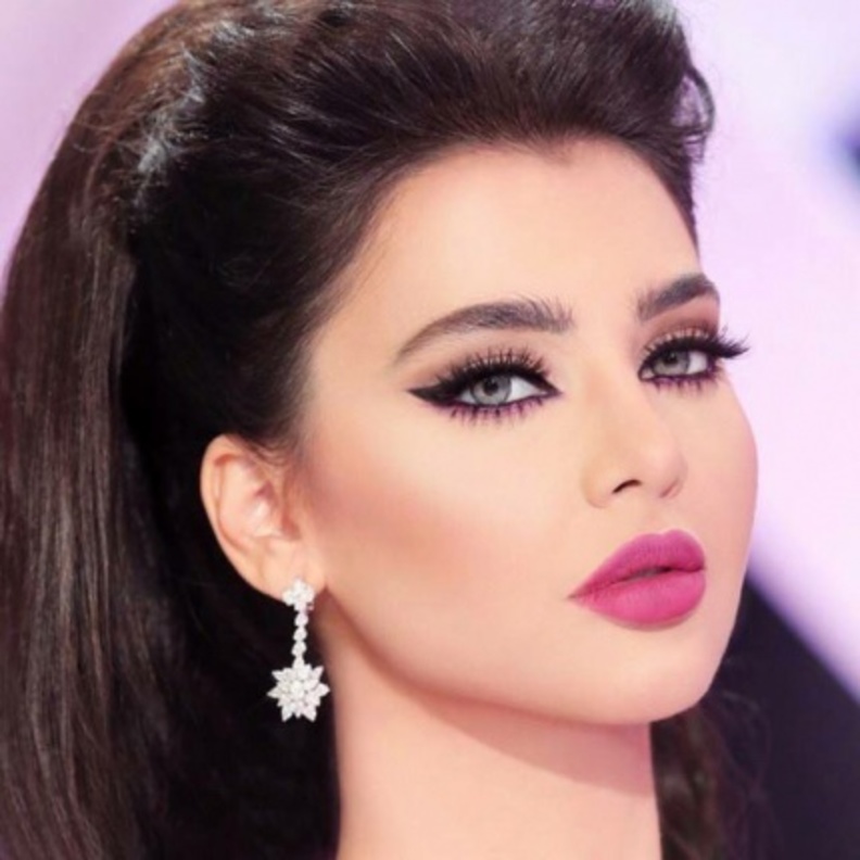 قمر صاحبة الحواجب الطبيعية