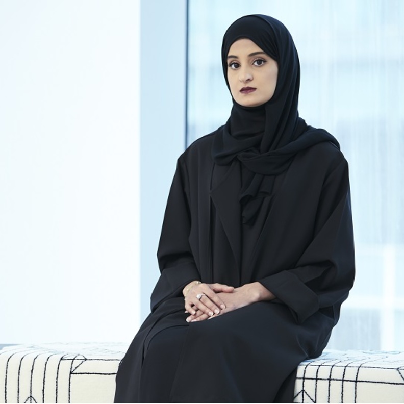 المصممة الإماراتية الجود لوتاه لـ "هي": أستوحي من ثقافتنا والحِرف اليدوية تميّزنا