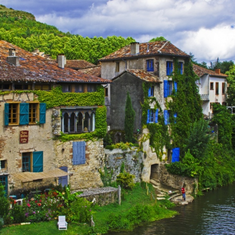 تمتعي بأجمل قرى فرنسا في أفيرون