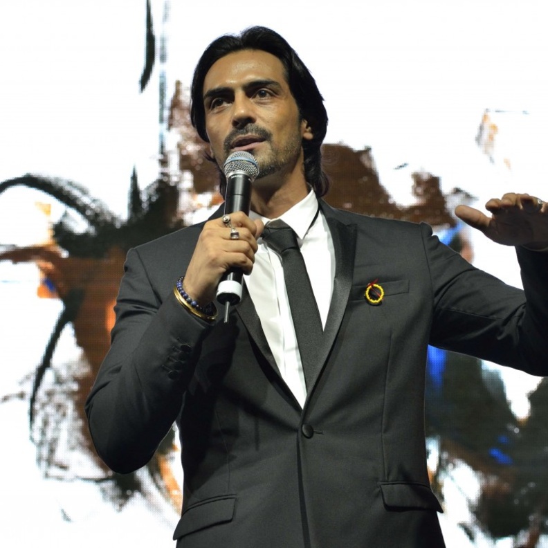  نجم بوليوود أرجون رامبال خلال تقديمه إحدى اللوحات التي عُرضت في المزاد. 